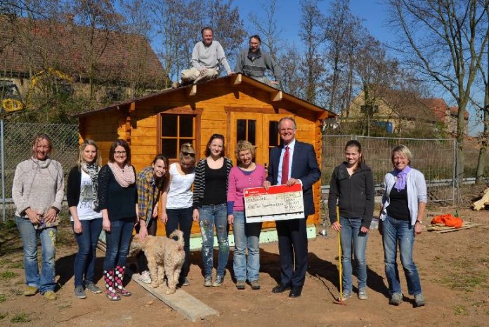 Oberbürgermeister Hans-Dieter Schlimmer (3.v.r.) überreicht Dagmar Flörchinger, Vorsitzende des Kinder- und Jugendfarm Landau e.V. (4.v.r.) und den fleißigen Helferinnen und Helfern einen Scheck über 10.000 Euro.